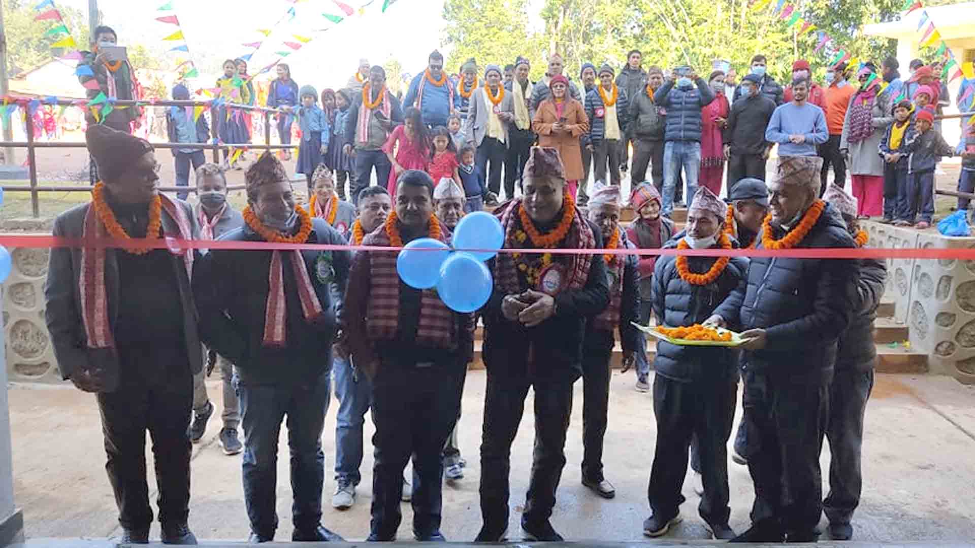 देउराली माध्यमिक विद्यालयको नवनिर्मित ९ कोठे भवनको मेयर ढुंगानाद्वारा उद्घाटन