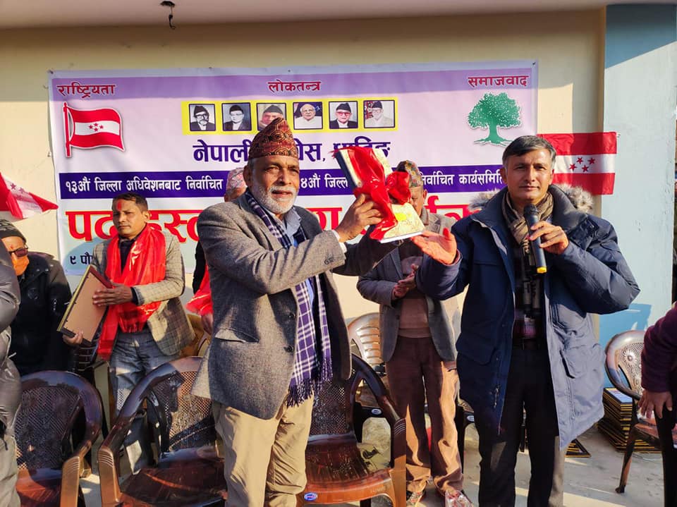 कांग्रेस धादिङका निर्वाचित कार्यसमितिलाई पद हस्तान्तरण