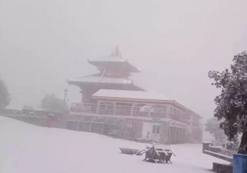 चन्द्रागिरी डाँडामा हिउँ पर्न सुरु