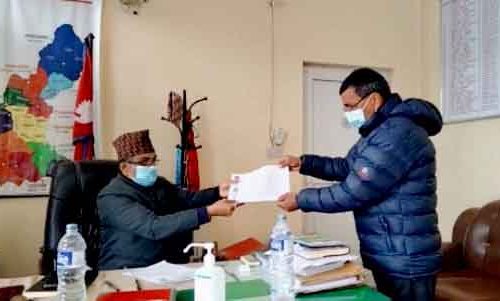 न्यूनतम पारिश्रमिक उपलब्ध गराउन स्वास्थ्यकर्मीको माग:स्वास्थ्यकर्मी संघ धादिङले प्रशासनलाई बुझायो ज्ञापनपत्र