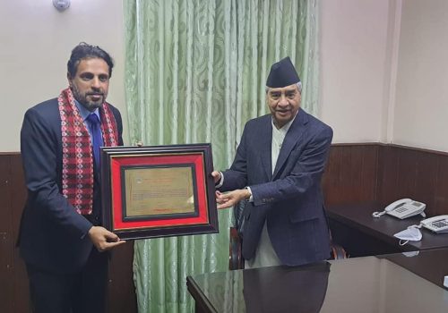 नेपाली फुटबल टोलीका मुख्य प्रशिक्षक अल्मुताइरीलाई प्रधानमन्त्री देउवा गरे सम्मान
