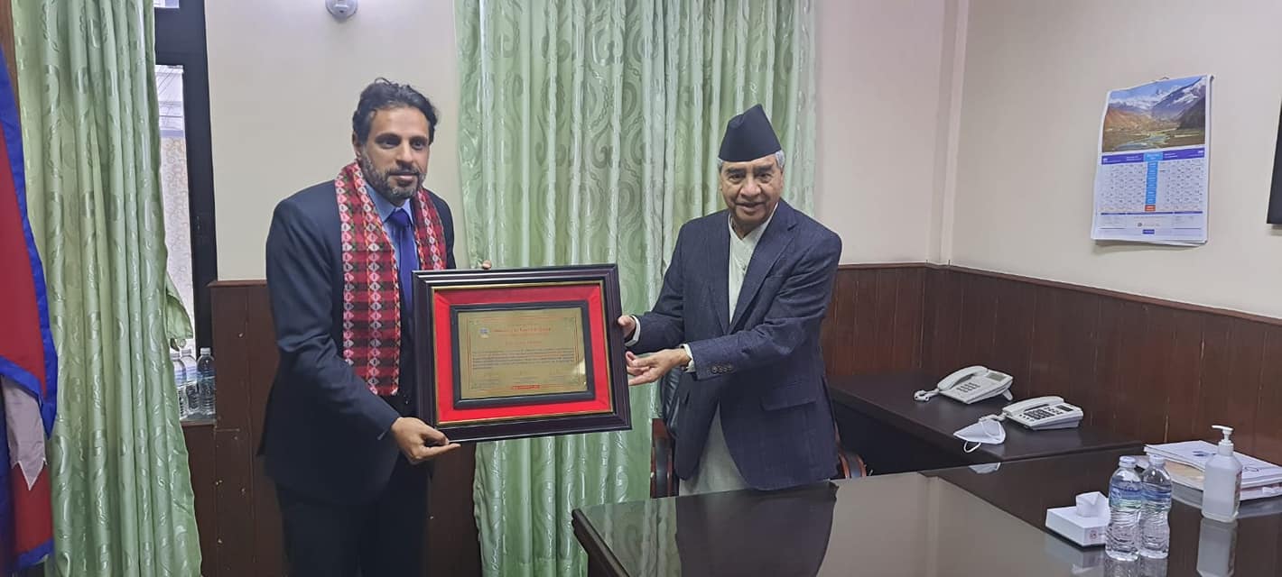 नेपाली फुटबल टोलीका मुख्य प्रशिक्षक अल्मुताइरीलाई प्रधानमन्त्री देउवा गरे सम्मान