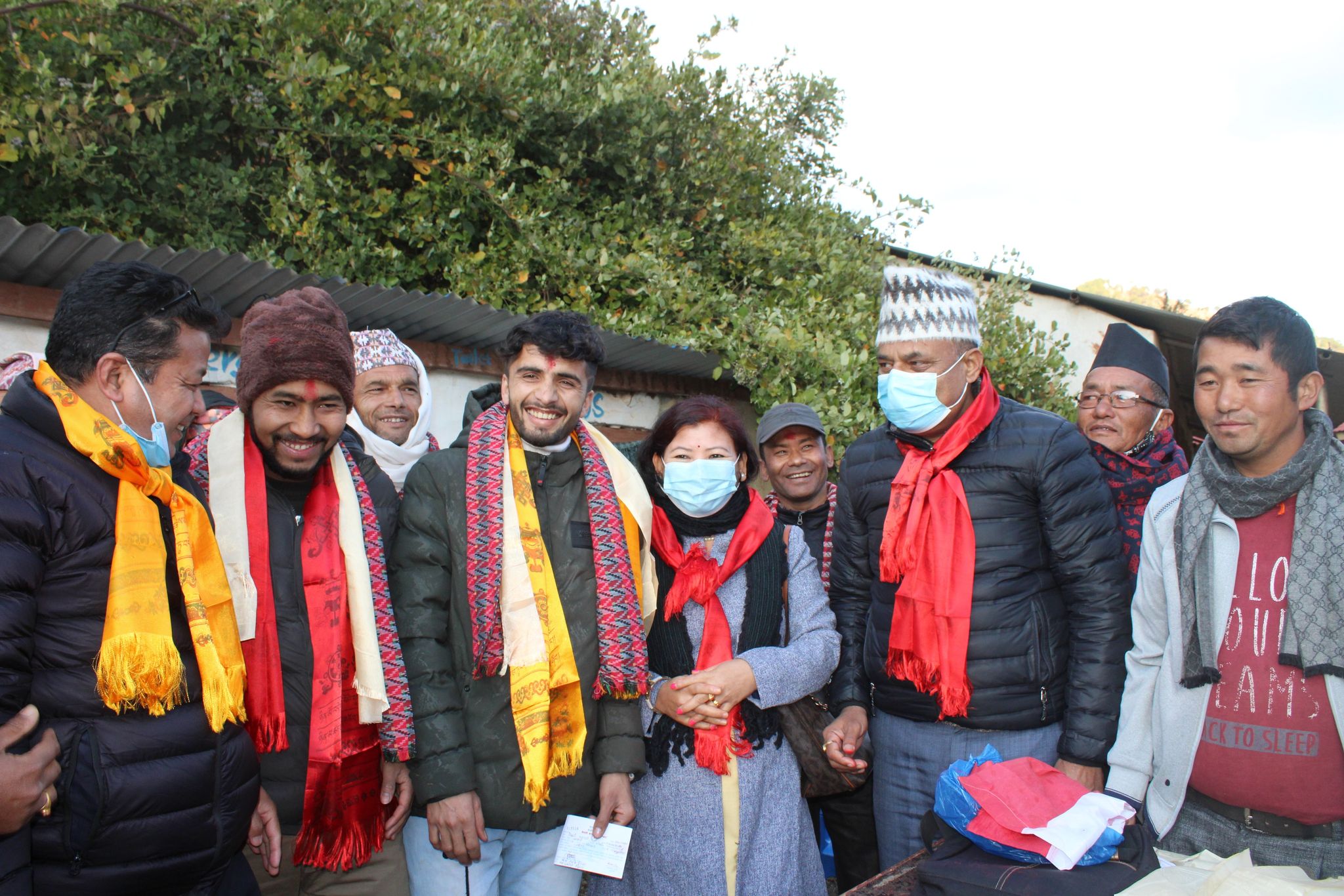 खाल्टेको फ्याक्से र स्यालडाँडाबाट माओवादी र एमाले परित्याग गरी १७ जना काँग्रेसमा प्रवेश