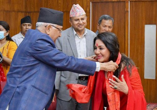एमालेमा प्रवेश गर्दै अभिनेत्री करिश्मा मानन्धरले भनिन्- ओलीकाे भाषण सुनेर थाक्दिनँ