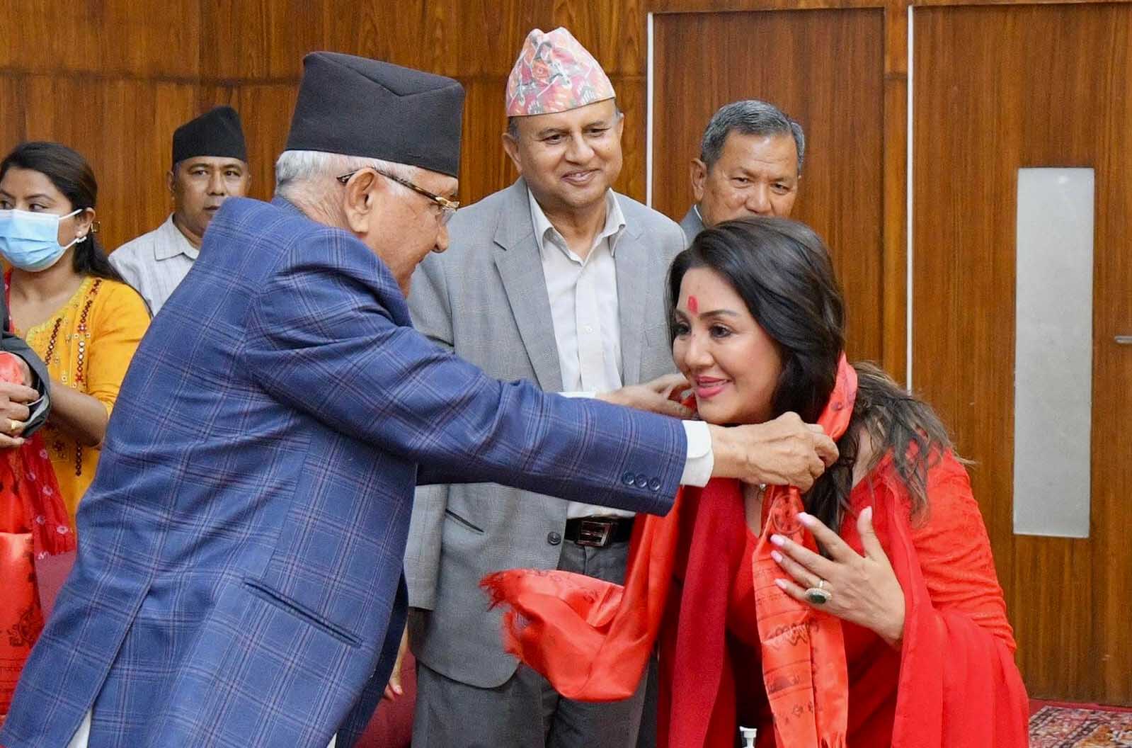 एमालेमा प्रवेश गर्दै अभिनेत्री करिश्मा मानन्धरले भनिन्- ओलीकाे भाषण सुनेर थाक्दिनँ