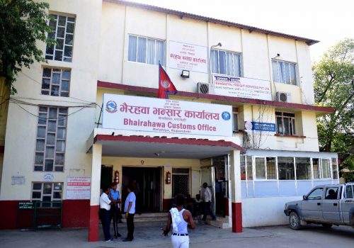 पाँच महिनादेखि भैरहवा भन्सार आयातमा गिरावट, लक्ष्य पार गर्न सकस