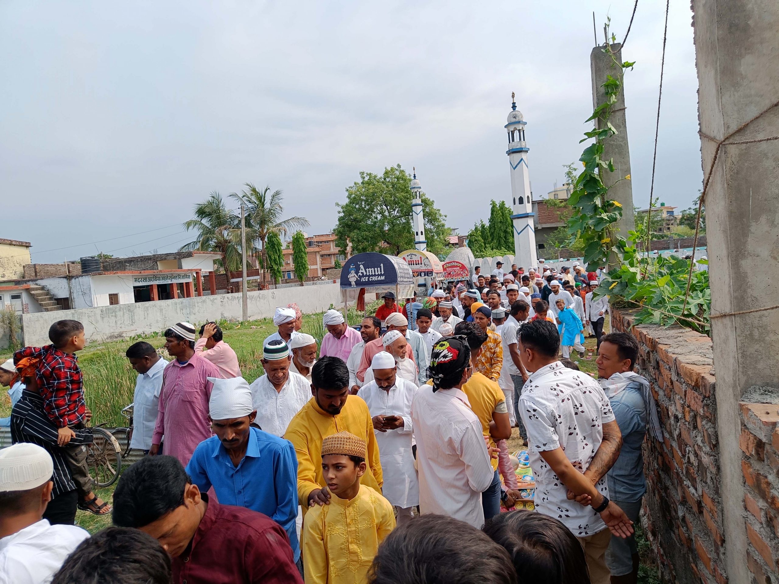 यसरी मनाइयाे इदउल फित्र (फाेटाेफिचर)