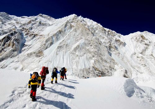 नेपाली सेनाको ‘सफा हिमाल अभियान’ टोलीद्वारा सगरमाथा र ल्होत्सेको सफलतापूर्वक आरोहण