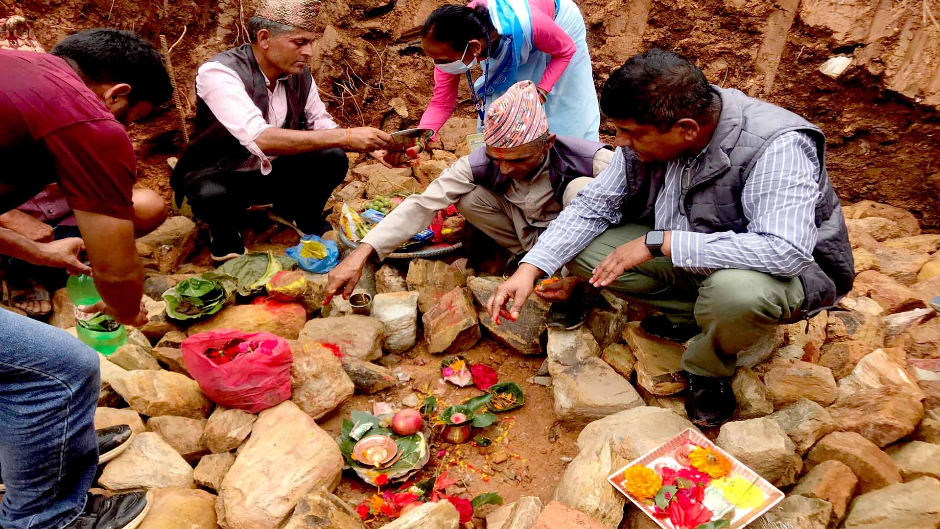 मैदी सातदोबाटोमा १५ शैयाको पालिका स्तरिय अस्पतालको शिलान्यास