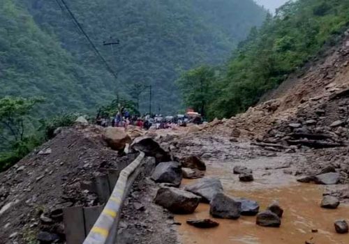 शाखा सडकबाट आएको पहिराले मुख्य सडक अवरुद्ध