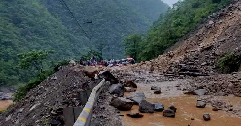 शाखा सडकबाट आएको पहिराले मुख्य सडक अवरुद्ध