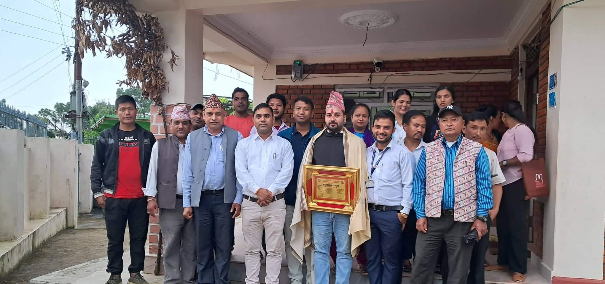 लेखा अधिकृत टिकाराम अधिकारी पुरस्कृत