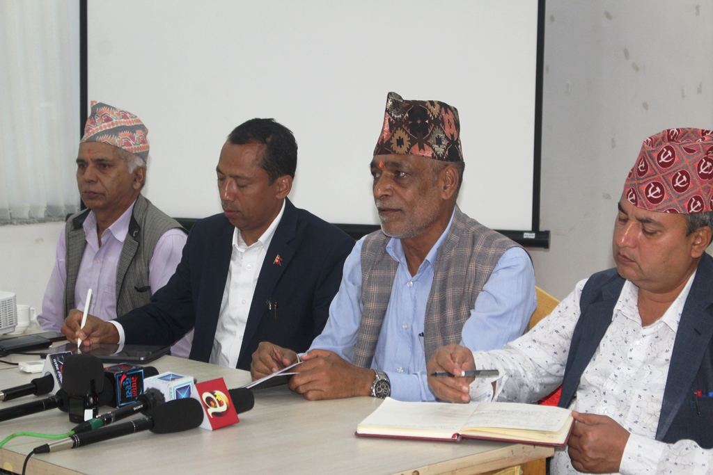 सत्तारुढ गठबन्धनको पत्रकार सम्मेलनः  संविधानको रक्षा र धादिङको विकासको लागि गठबन्धनलाई जिताउन नेताहरुको अपिल
