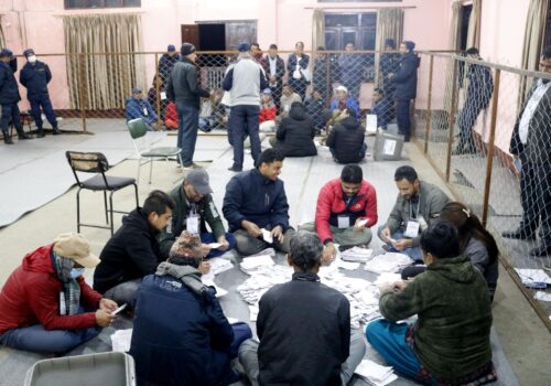 एक सय ३५ स्थानको मतगणना जारी, कांग्रेस ४२, एमाले ३८ र माओवादी १४ स्थानमा अगाडि