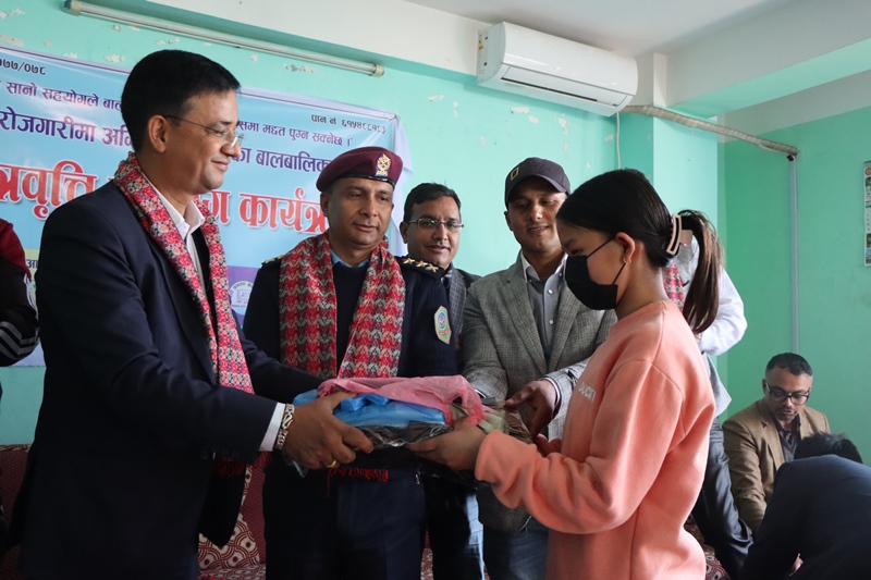 अन्तराष्ट्रिय धादिङ समाजद्वारा ५३ जना बालबालिकाहरुलाई शैक्षिक सामाग्री वितरण