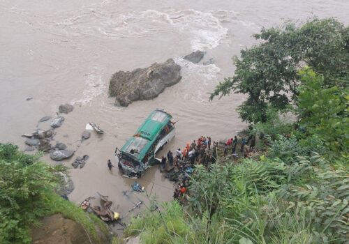 त्रिशूलीमा बस खस्यो : आठको मृत्यु, १७ घाइतेको उद्धार, खोजी कार्य जारी