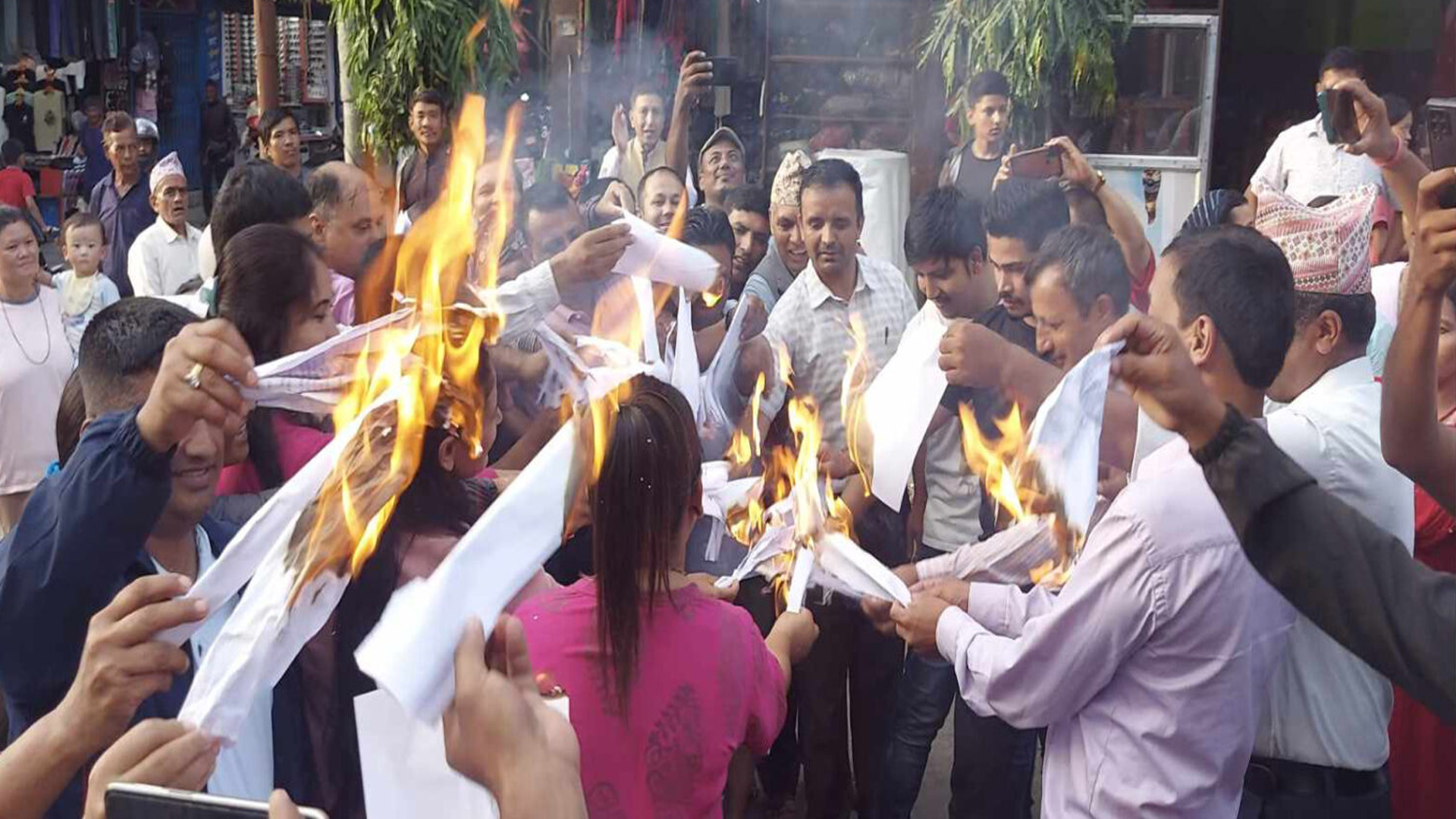 धादिङमा शिक्षकहरुले प्रस्तावित बिद्यालय शिक्षा ऐन जलाए