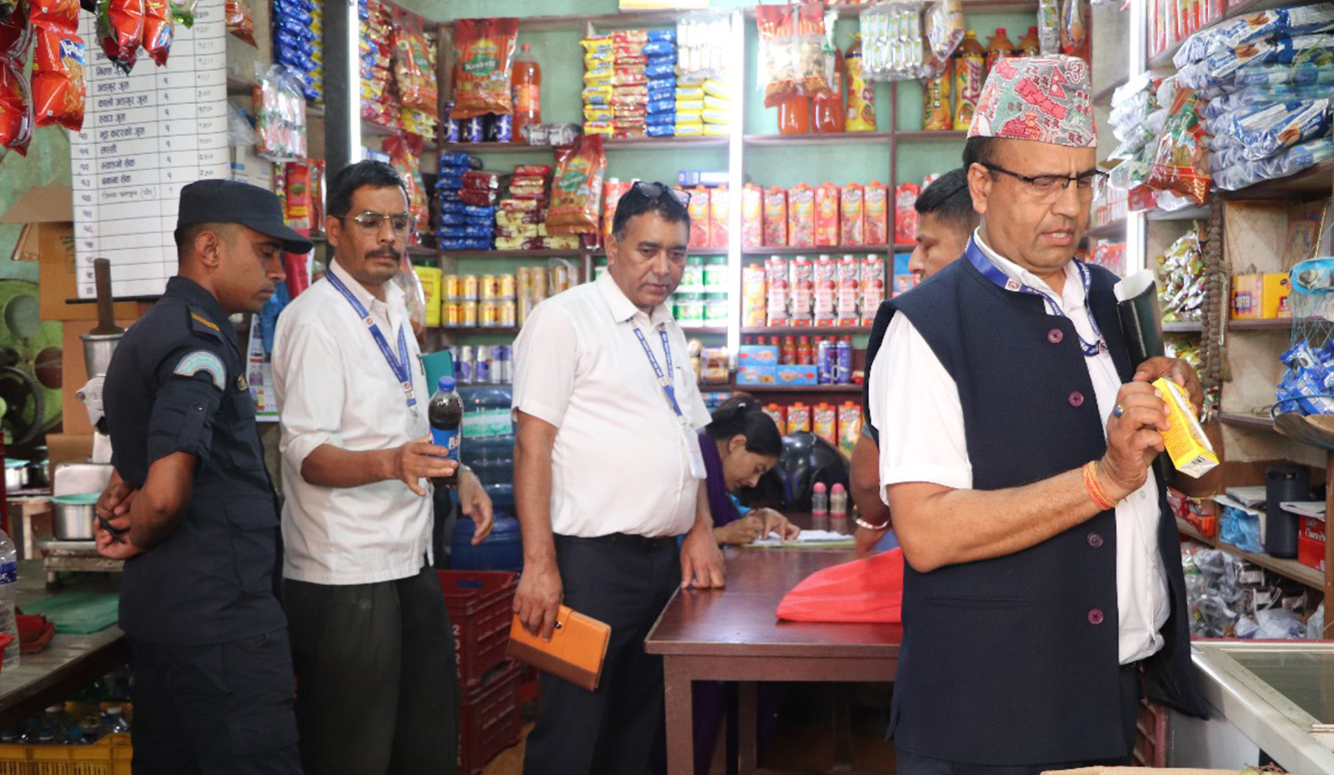 धादिङमा बजार अनुगमन तिव्र, म्याद गुज्रेका १६ हजार बराबरकाे सामान नष्ट